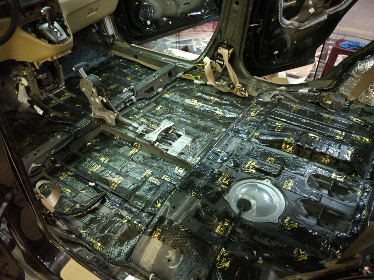 所做的一切只為了靜靜！汕頭汽車隔音車韻CRV全車隔音賽倫科特和大白鯊?fù)昝澜Y(jié)合
