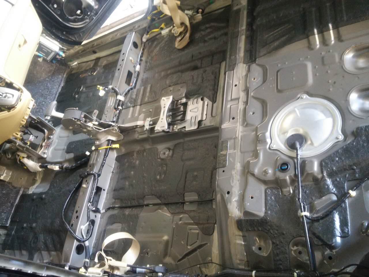 所做的一切只為了靜靜！汕頭汽車隔音車韻CRV全車隔音賽倫科特和大白鯊?fù)昝澜Y(jié)合