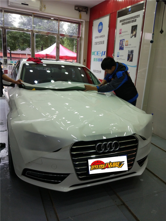 白色奧迪A4艾利隱形車衣車漆透明保護(hù)膜+車頂亮光黑施工案例