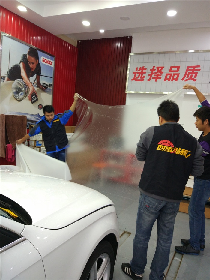 白色奧迪A4艾利隱形車衣車漆透明保護(hù)膜+車頂亮光黑施工案例