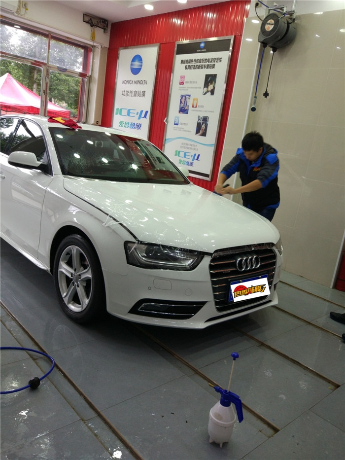 白色奧迪A4艾利隱形車衣車漆透明保護(hù)膜+車頂亮光黑施工案例