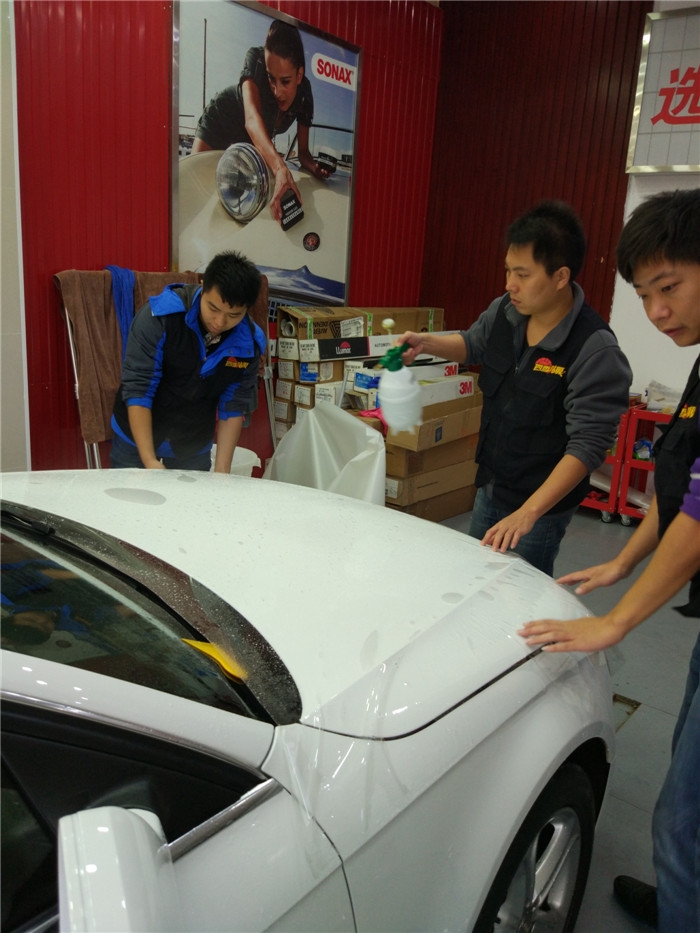 白色奧迪A4艾利隱形車衣車漆透明保護(hù)膜+車頂亮光黑施工案例