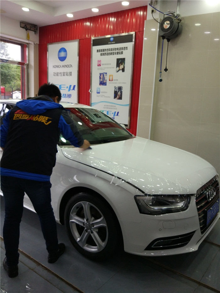白色奧迪A4艾利隱形車衣車漆透明保護(hù)膜+車頂亮光黑施工案例