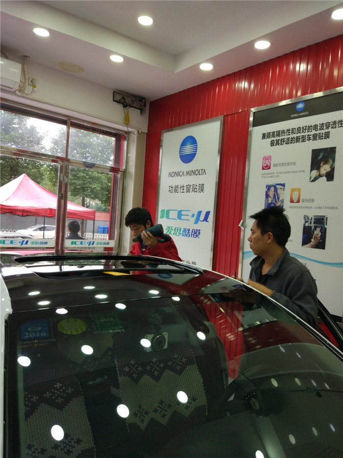 白色奧迪A4艾利隱形車衣車漆透明保護(hù)膜+車頂亮光黑施工案例