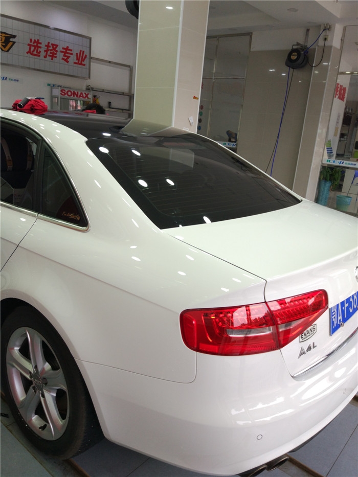 白色奧迪A4艾利隱形車衣車漆透明保護(hù)膜+車頂亮光黑施工案例