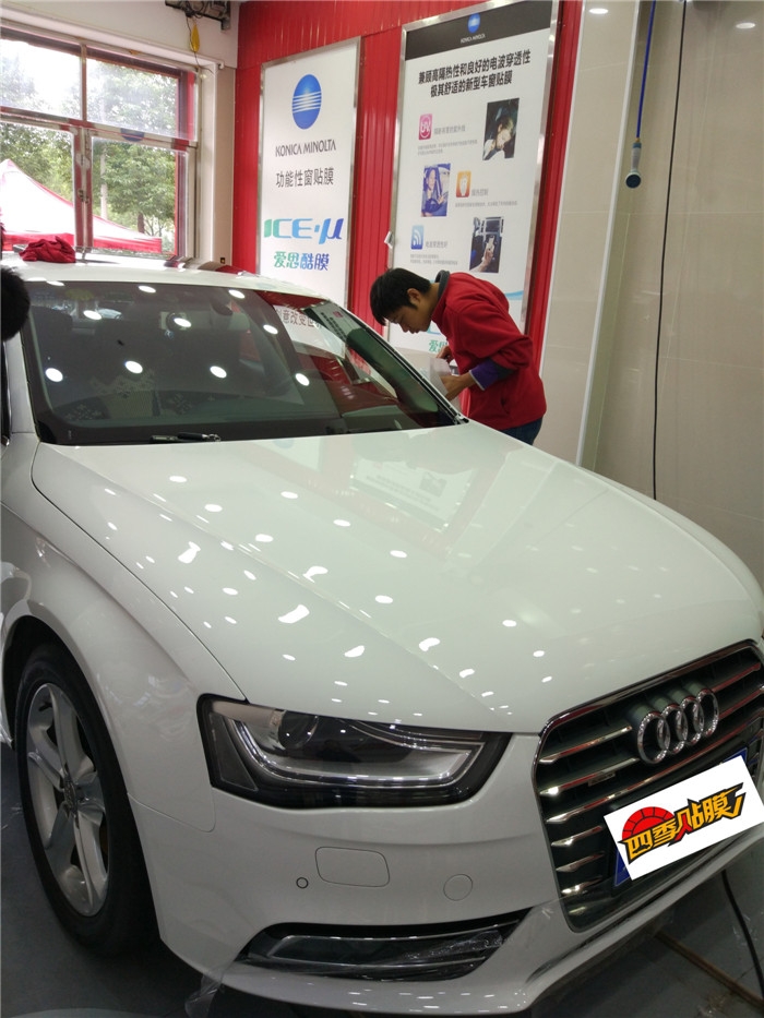 白色奧迪A4艾利隱形車衣車漆透明保護(hù)膜+車頂亮光黑施工案例