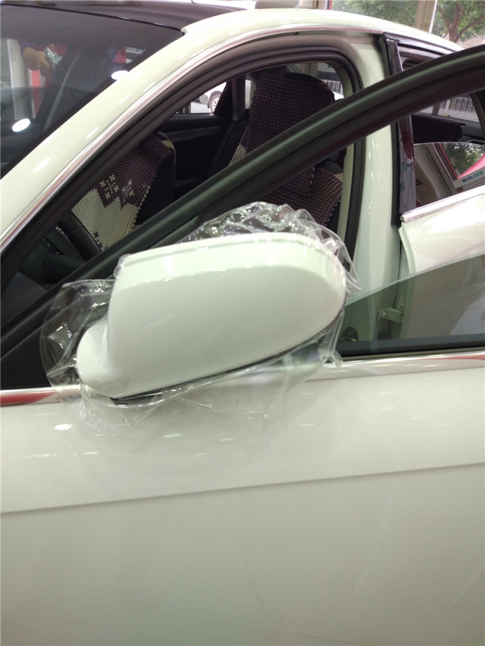 白色奧迪A4艾利隱形車衣車漆透明保護(hù)膜+車頂亮光黑施工案例