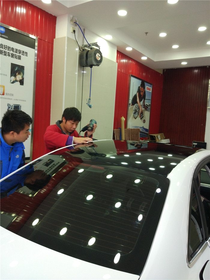 白色奧迪A4艾利隱形車衣車漆透明保護(hù)膜+車頂亮光黑施工案例