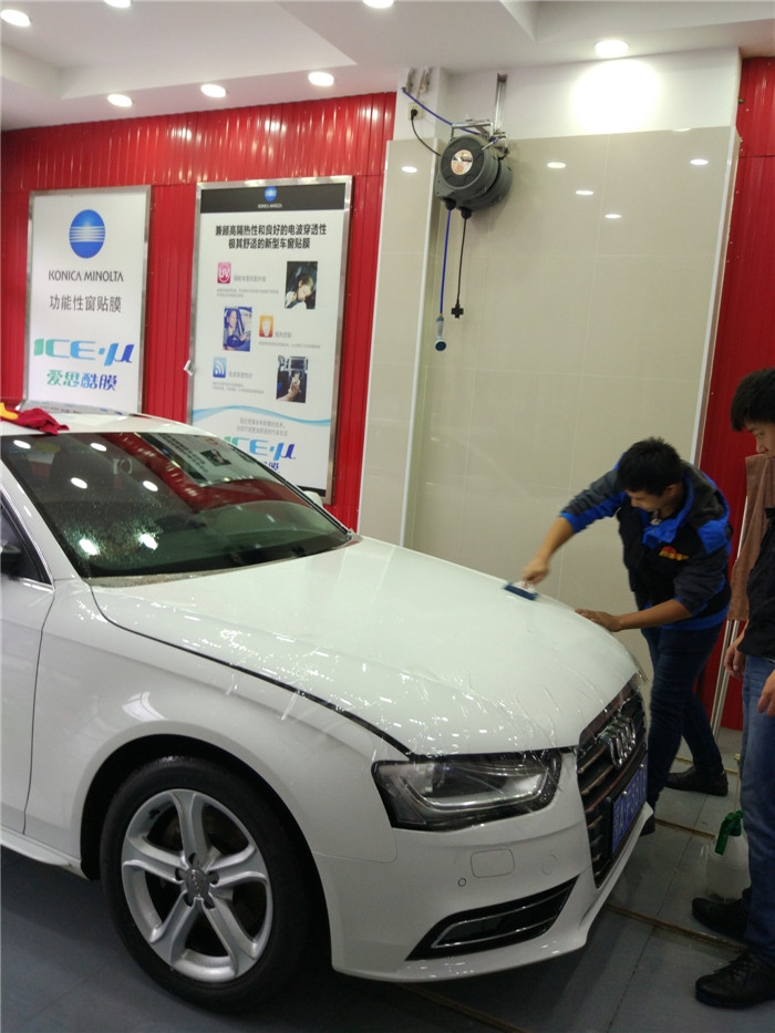 白色奧迪A4艾利隱形車衣車漆透明保護(hù)膜+車頂亮光黑施工案例