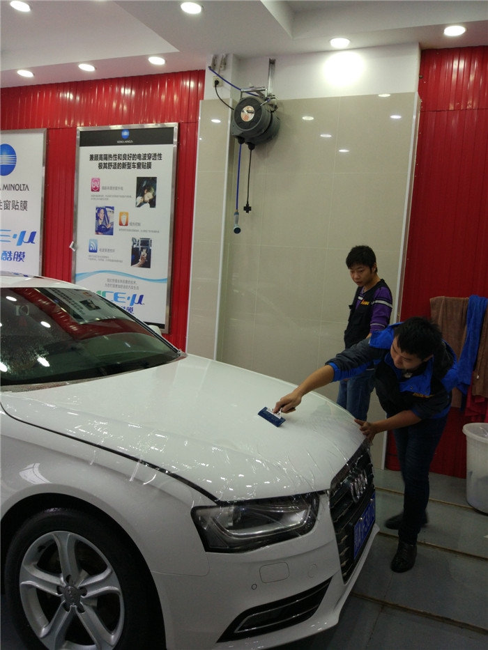 白色奧迪A4艾利隱形車衣車漆透明保護(hù)膜+車頂亮光黑施工案例