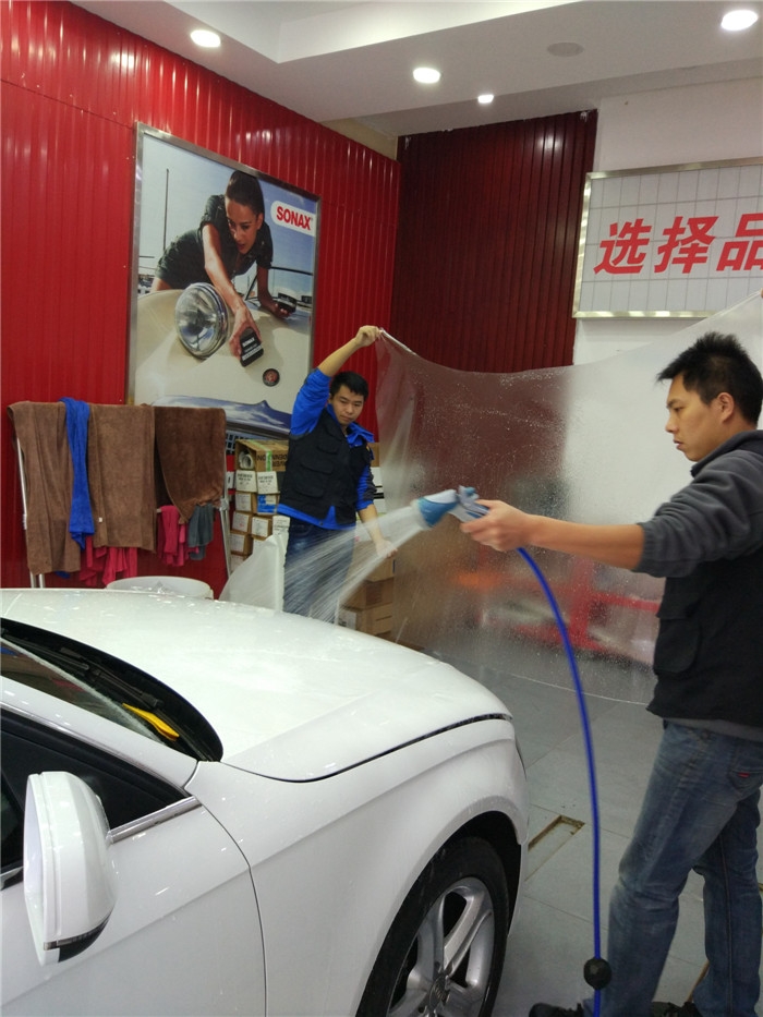 白色奧迪A4艾利隱形車衣車漆透明保護(hù)膜+車頂亮光黑施工案例