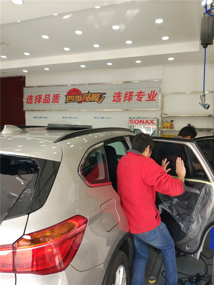 寶馬X1全車玻璃貼膜施工/前當(dāng)3M晶銳70+側(cè)后擋龍膜ATR15