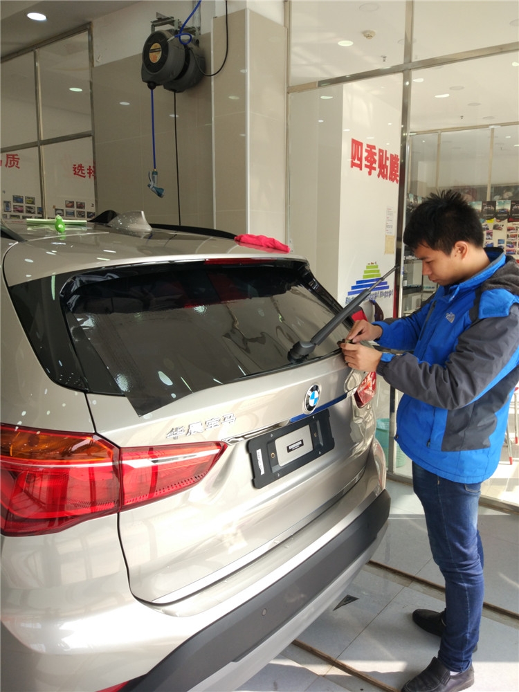 寶馬X1全車玻璃貼膜施工/前當(dāng)3M晶銳70+側(cè)后擋龍膜ATR15