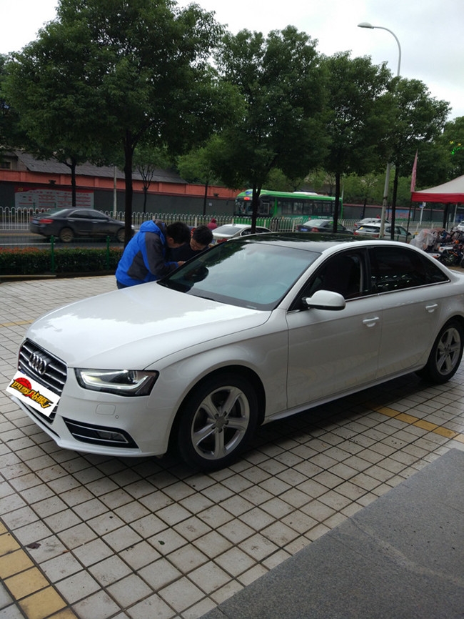 白色奧迪A4艾利隱形車衣車漆透明保護(hù)膜+車頂亮光黑施工案例