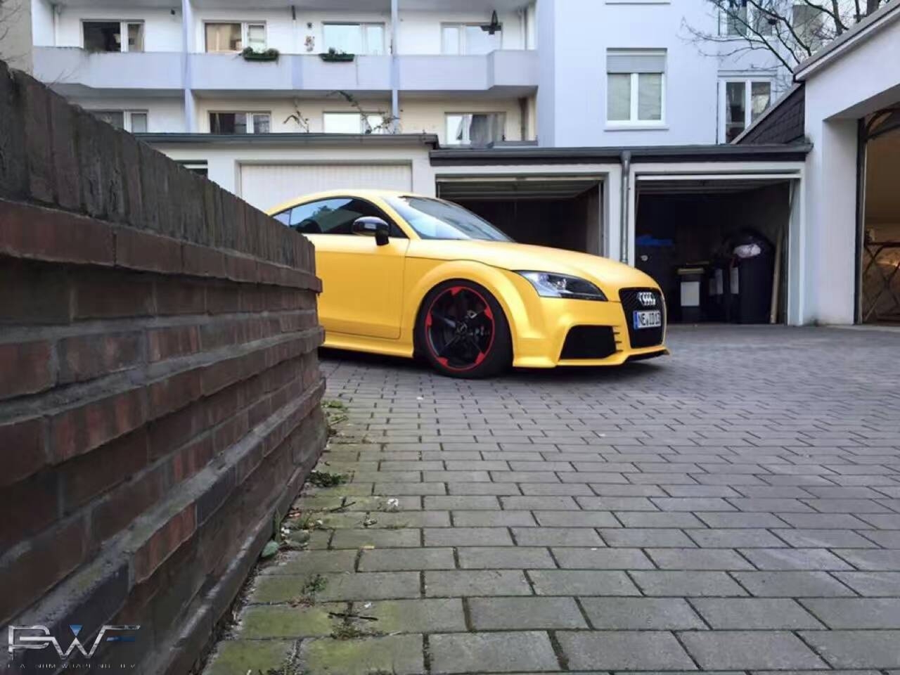 奧迪TT,全車電光金屬黃，很黃很暴力