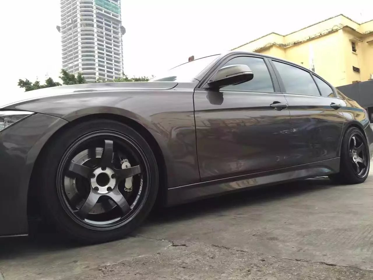 寶馬，上ADVAN  18寸 完工