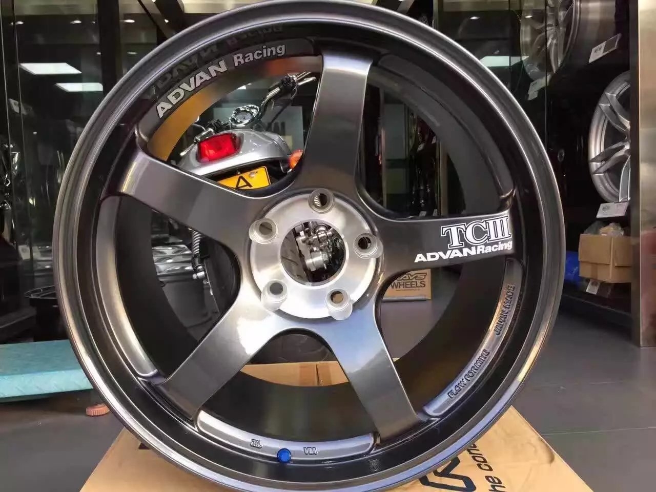 寶馬，上ADVAN  18寸 完工
