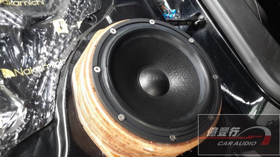 中山億豐行汽車音響改裝.金碧輝煌隨門涌——凱迪拉克SRX汽車音響改裝工藝倒模