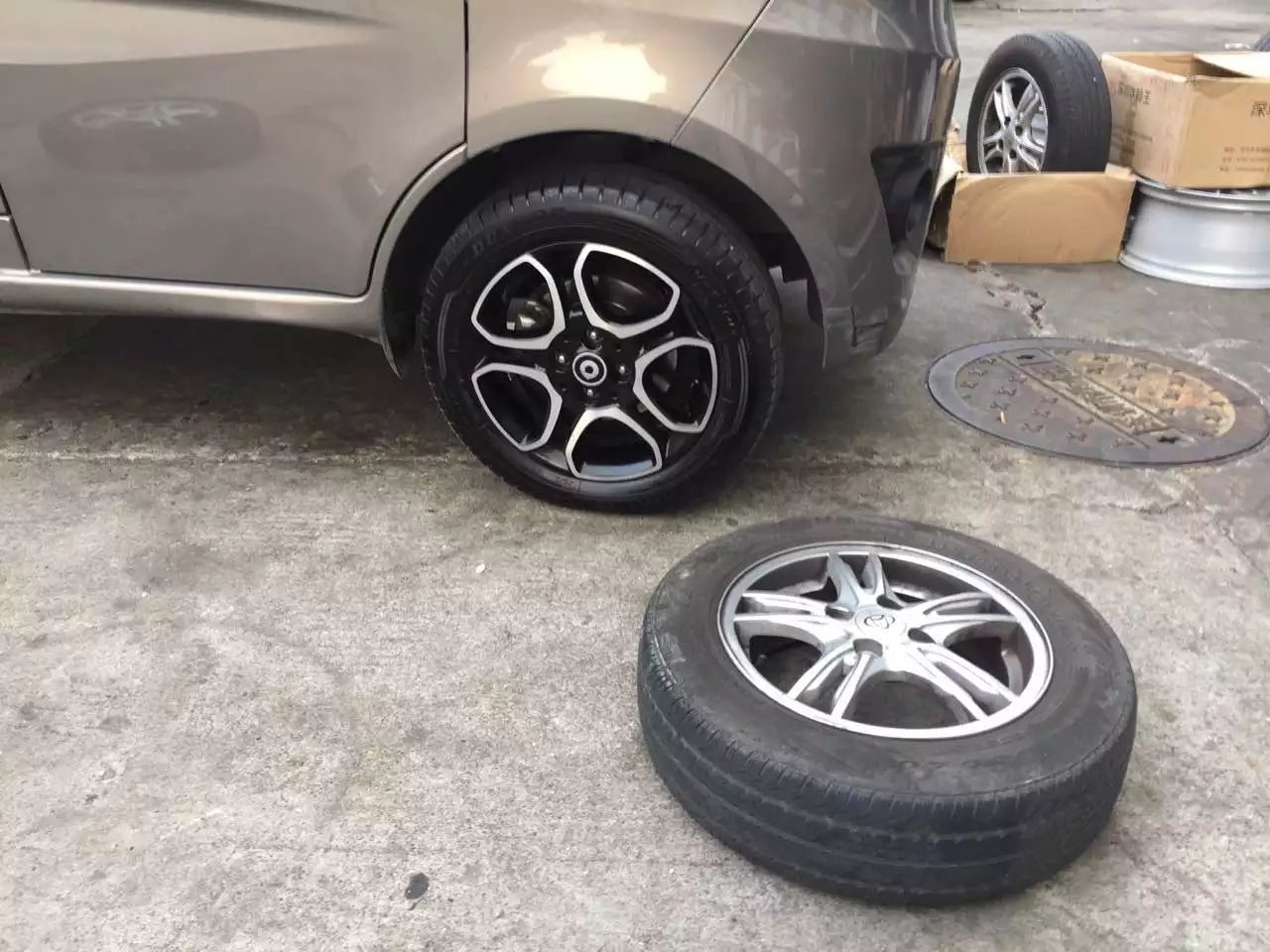 面包車都換輪轂 ， 今晚秋名山見。。無敵小面包 。