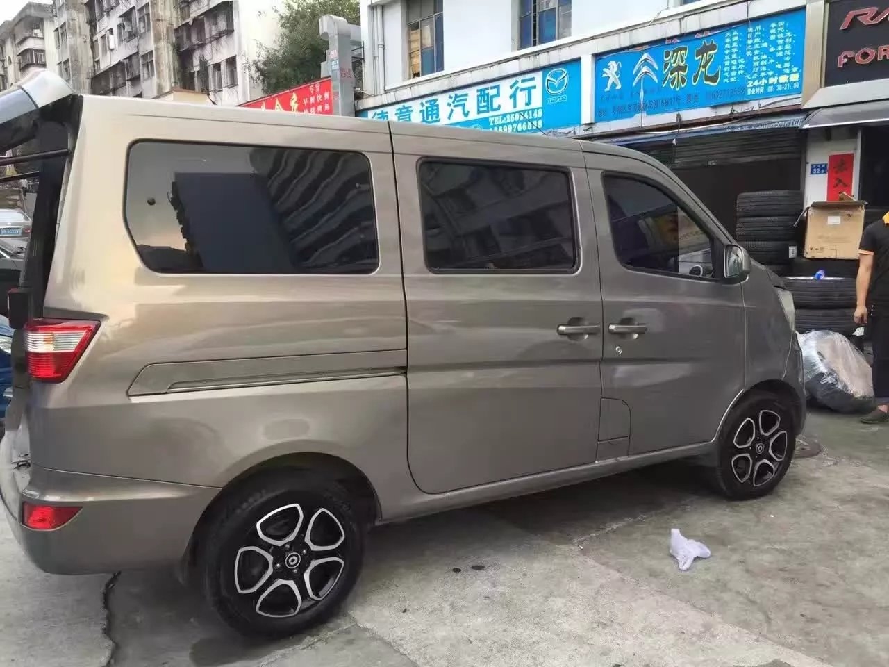 面包車都換輪轂 ， 今晚秋名山見。。無敵小面包 。
