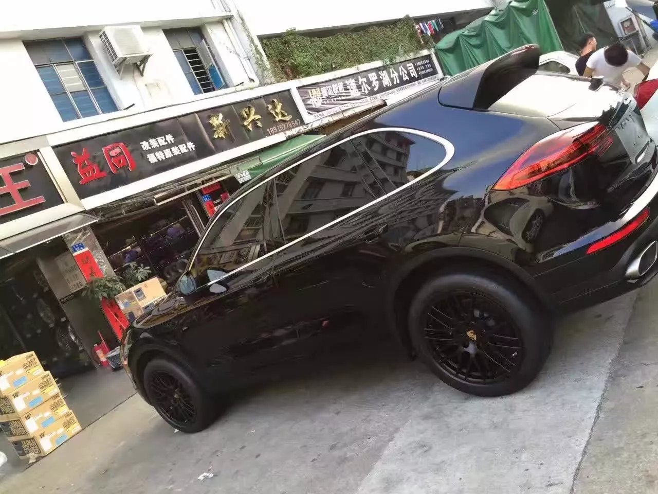 卡宴 ，換原裝 20寸 黑色GTS 完工