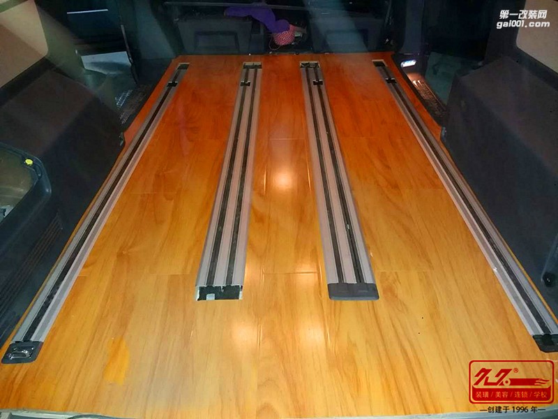 南京久久 大众迈特威商务车木地板改装效果