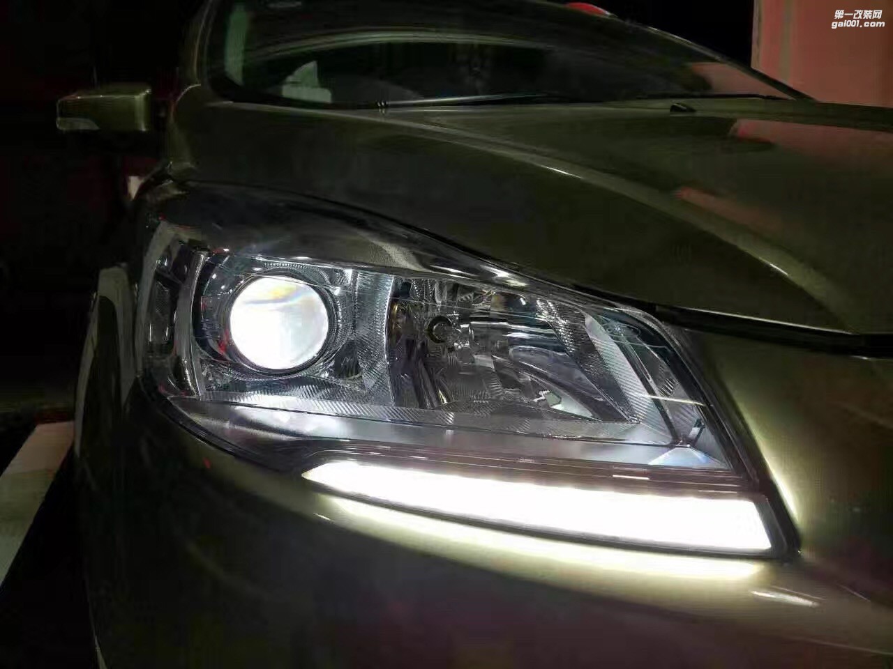 【南寧雙行道車燈】-福特翼虎 白天不懂夜的黑