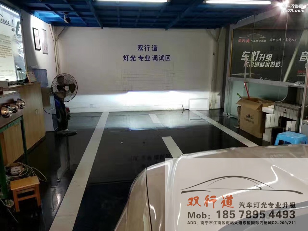 【南寧雙行道車燈】-小阿斯頓馬丁來啦！