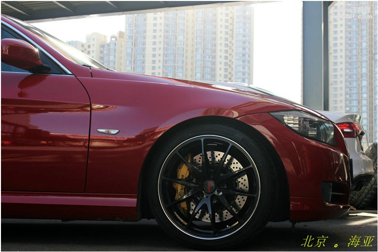 海亚：宝马325I改装 RAYS G25 18寸锻造轻量化轮毂 黑色红盖 倍耐力PZERO 轮胎