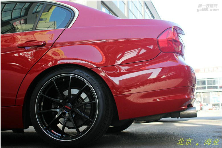 海亚：宝马325I改装 RAYS G25 18寸锻造轻量化轮毂 黑色红盖 倍耐力PZERO 轮胎