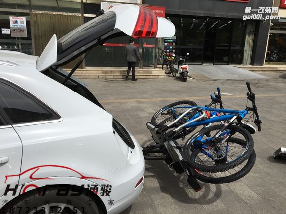 Audi Q3 安裝靈動(dòng)800黑色車(chē)頂箱+598自行車(chē)架 奧迪Q3安裝拓樂(lè)行李箱