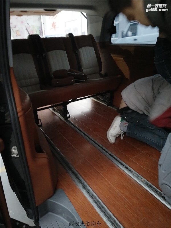 西安商務(wù)車內(nèi)飾改裝/杰歌房車之奔馳威霆－旅行車金典改裝案例