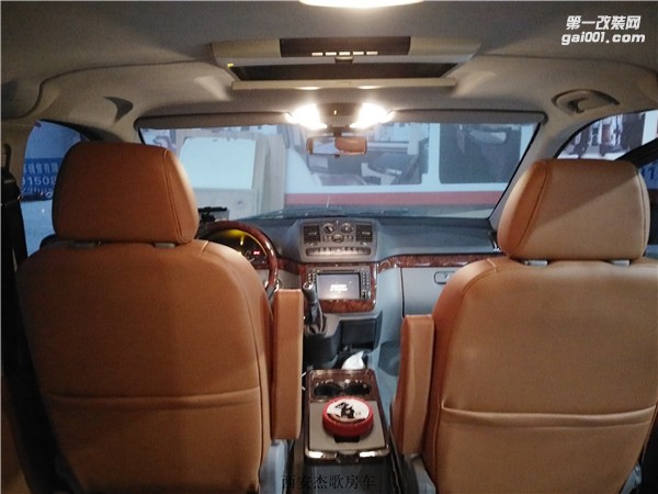 西安商務(wù)車內(nèi)飾改裝/杰歌房車之奔馳威霆－旅行車金典改裝案例