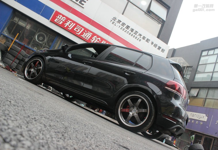 海亞：高爾夫R GTI 所搭配 RAYS TE37SL 的經(jīng)典 紅標銀標綠標