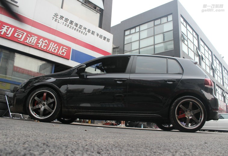 海亞：高爾夫R GTI 所搭配 RAYS TE37SL 的經(jīng)典 紅標銀標綠標