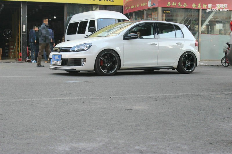 海亞：高爾夫R GTI 所搭配 RAYS TE37SL 的經(jīng)典 紅標銀標綠標
