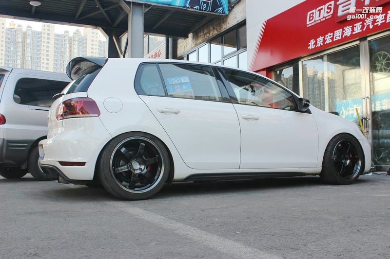 海亞：高爾夫R GTI 所搭配 RAYS TE37SL 的經(jīng)典 紅標銀標綠標