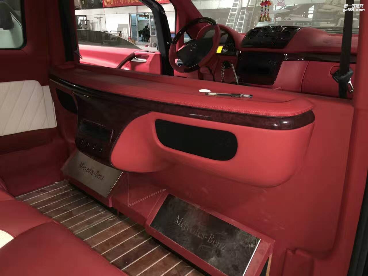各種風格商務(wù)車半隔斷