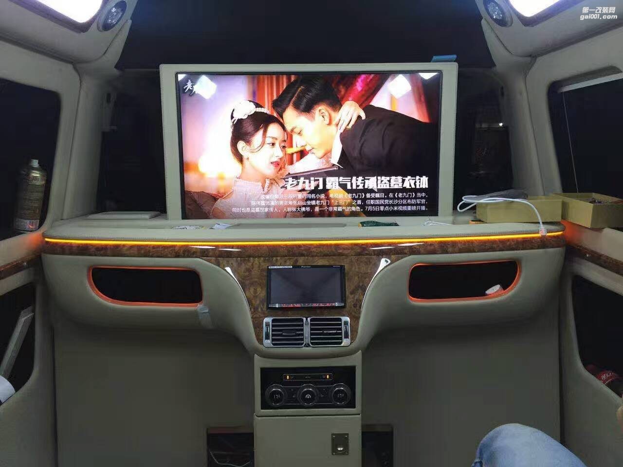 各種風格商務(wù)車半隔斷