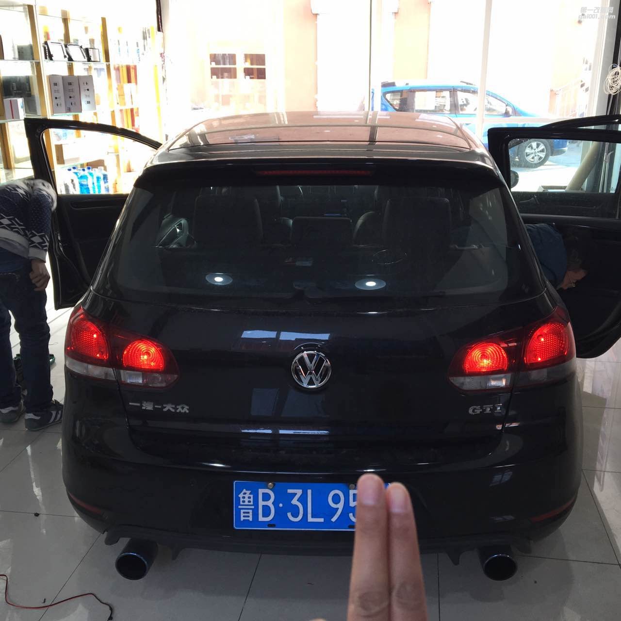 青島17款邁騰B8加裝德眾尚杰大眾原車導(dǎo)航+大眾原車翻蓋表倒車影像