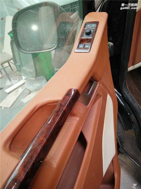 西安商務(wù)車內(nèi)飾改裝/杰歌房車之大眾凱路威經(jīng)典內(nèi)飾