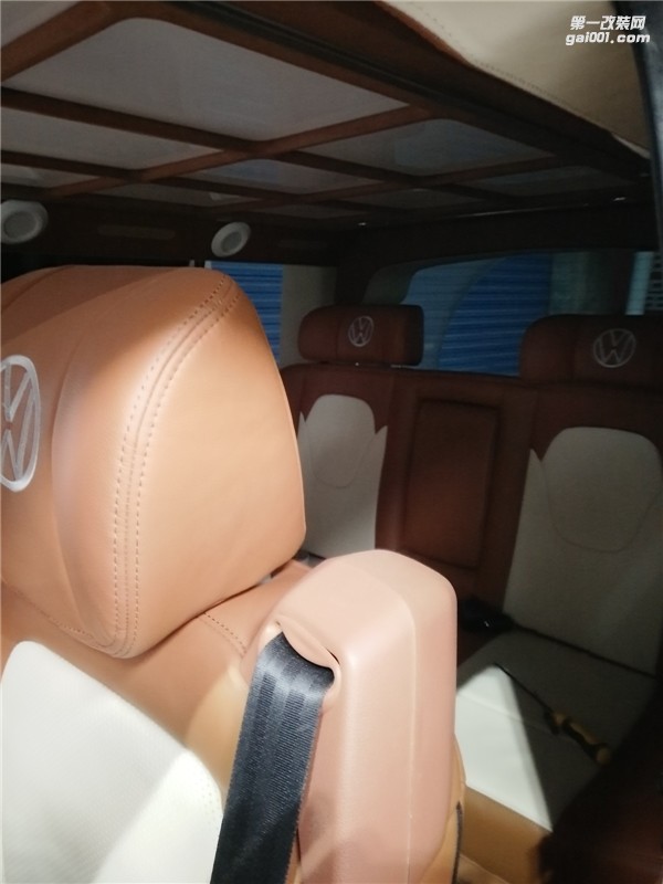 西安商務(wù)車內(nèi)飾改裝/杰歌房車之大眾凱路威經(jīng)典內(nèi)飾