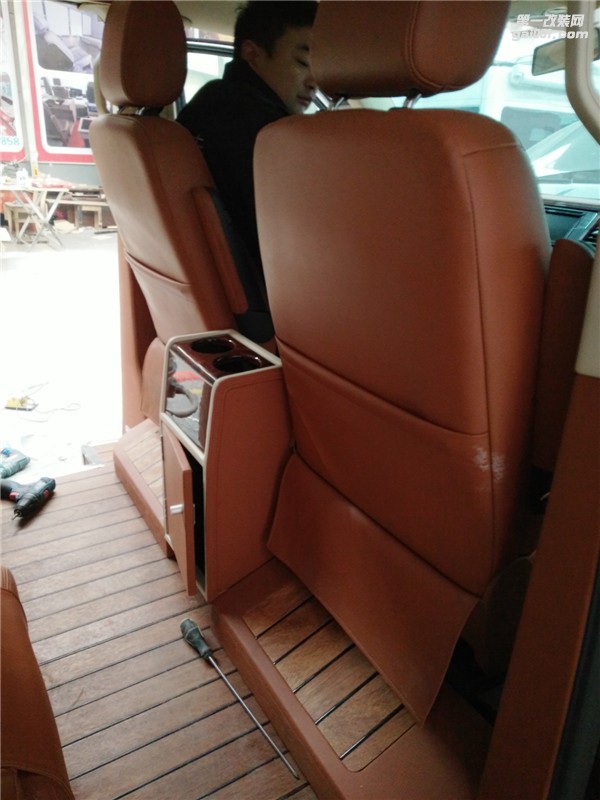 西安商務(wù)車內(nèi)飾改裝/杰歌房車之大眾凱路威經(jīng)典內(nèi)飾