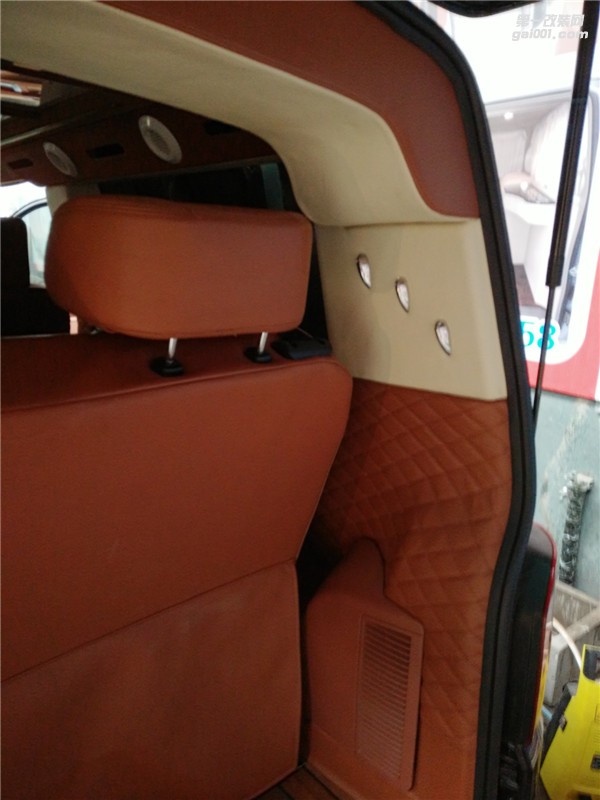西安商務(wù)車內(nèi)飾改裝/杰歌房車之大眾凱路威經(jīng)典內(nèi)飾