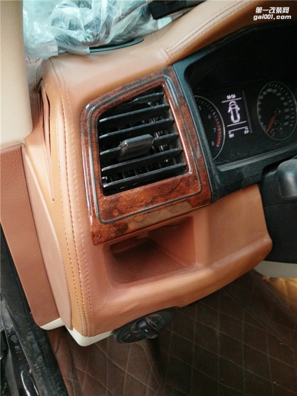 西安商務(wù)車內(nèi)飾改裝/杰歌房車之大眾凱路威經(jīng)典內(nèi)飾