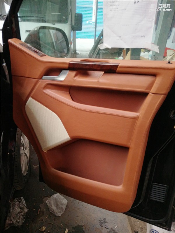西安商務(wù)車內(nèi)飾改裝/杰歌房車之大眾凱路威經(jīng)典內(nèi)飾