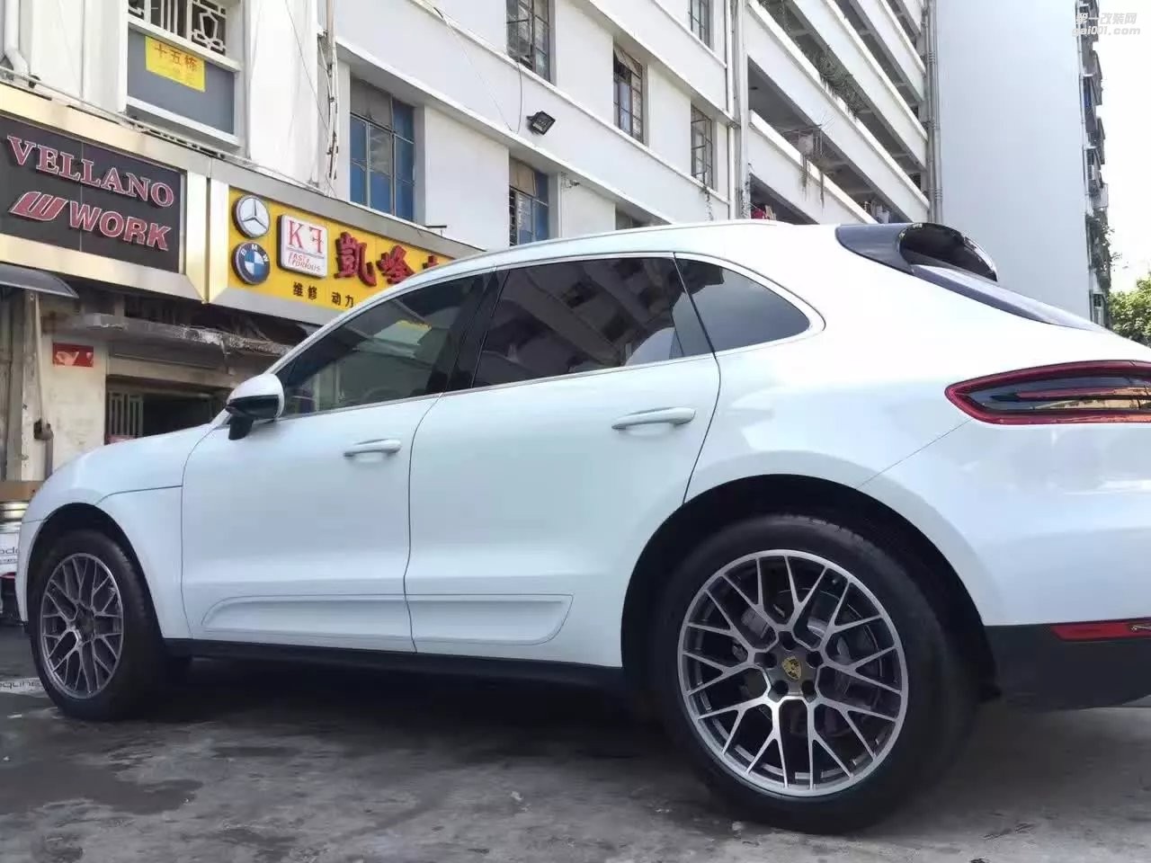 剛提完新車就過(guò)來(lái)?yè)Q輪轂 ，升級(jí) 20寸 全新 原廠 Macan 鳥巢，完工！