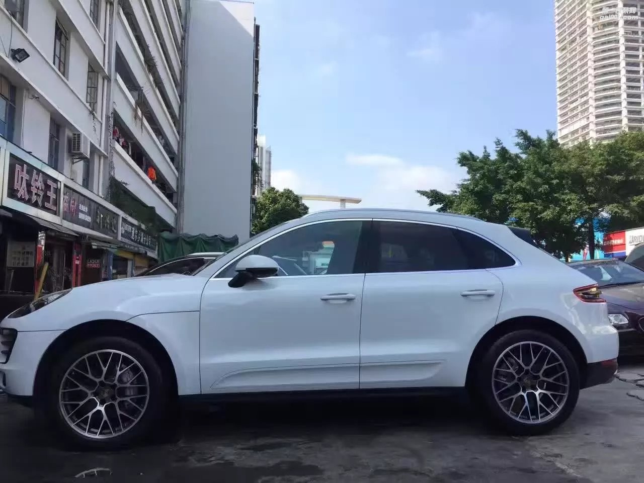 剛提完新車就過(guò)來(lái)?yè)Q輪轂 ，升級(jí) 20寸 全新 原廠 Macan 鳥巢，完工！