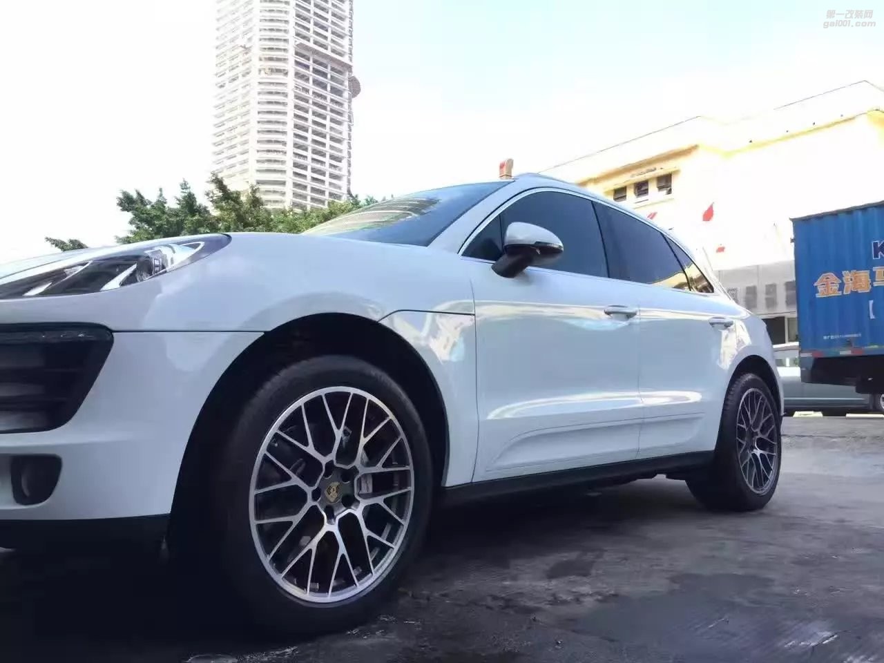 剛提完新車就過(guò)來(lái)?yè)Q輪轂 ，升級(jí) 20寸 全新 原廠 Macan 鳥巢，完工！