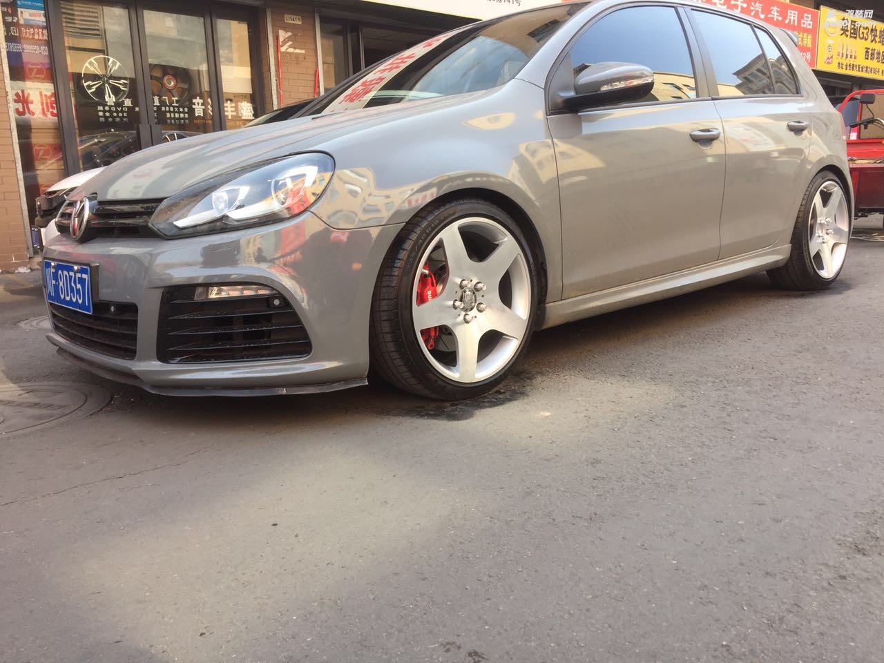 大眾GTI 升級(jí)18寸私人定制鍛造輪轂 BLOX鍛造螺帽